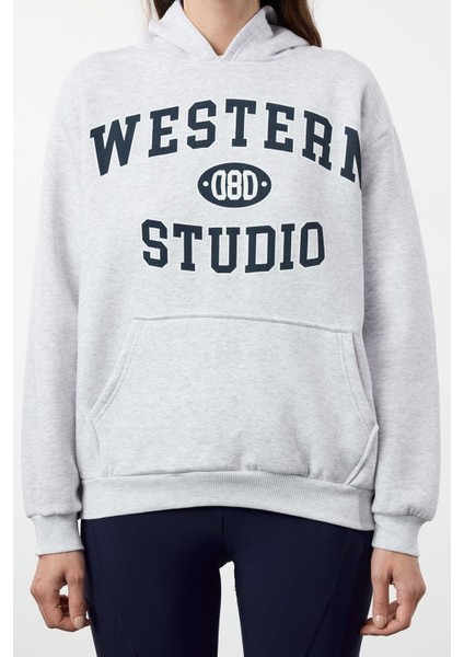 Kadın Kapüşonlu Düşük Kol Uzun Kalın Polarlı Kanguru Cepli Slogan Baskılı Örme Sweatshirt