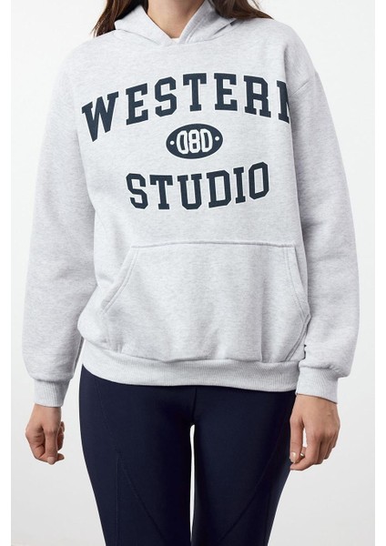 Kadın Kapüşonlu Düşük Kol Uzun Kalın Polarlı Kanguru Cepli Slogan Baskılı Örme Sweatshirt