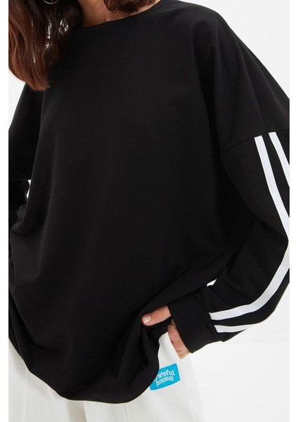 Tarz Oversize Bisiklet Yaka Düşük Kol Uzun Şerit Detaylı Geniş Kalıp Ince Örme Sweatshirt