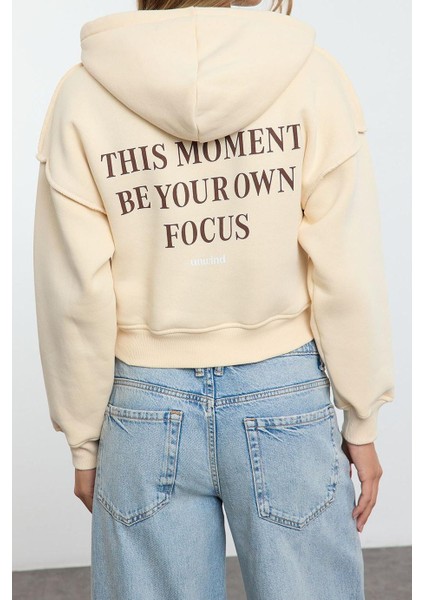 Oversize Kapüşonlu Düşük Kol Crop Slogan Baskılı Geniş Kalıp Kalın Polarlı Örme Sweatshirt