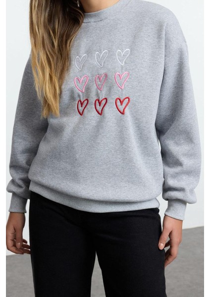 Bol Bisiklet Yaka Düşük Kol Uzun Kalp Nakışlı Geniş Kalıp Kalın Içi Polarlı Örme Sweatshirt