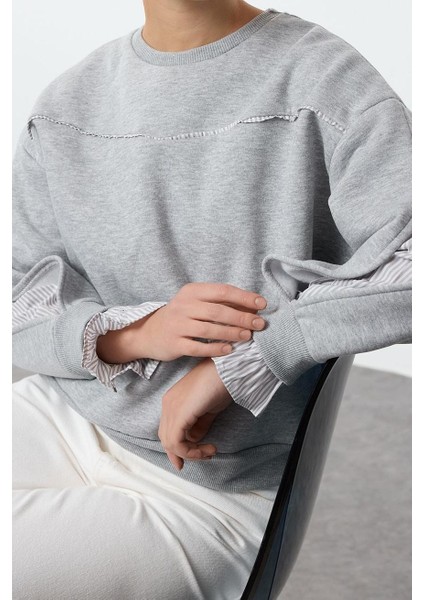 Relaxed Bisiklet Yaka Düşük Kol Dokuma Detaylı Rahat Kalıp Kalın Içi Polarlı Örme Sweatshirt