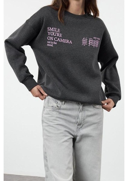 Regular Bisiklet Yaka Standart Kol Regular Basic Fit Baskılı Kalın Içi Polarlı Örme Sweatshirt fiyatları
