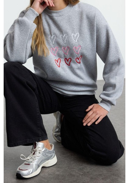 Bol Bisiklet Yaka Düşük Kol Uzun Kalp Nakışlı Geniş Kalıp Kalın Içi Polarlı Örme Sweatshirt fiyatları