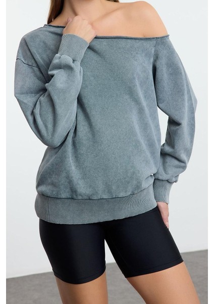 Bol Asimetrik Yaka Düşük Kol Uzun Yıkamalı Geniş Kalıp Asimetrik Yaka Kalın Örme Sweatshirt