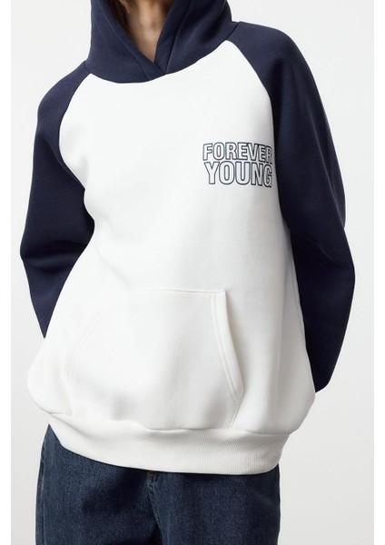 Tarz Bol Kapüşonlu Reglan Kol Uzun Slogan Baskılı Kalıp Kalın Içi Polarlı Örme Sweatshirt