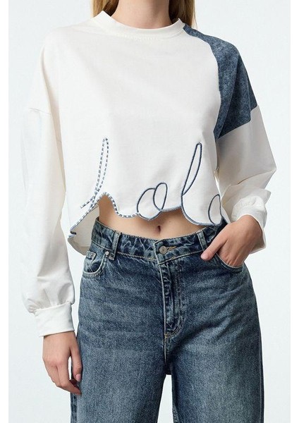 Relaxed Bisiklet Yaka Düşük Kol Crop Denim Garni ve Nakış Crop Kısa Relaxed Örme Sweatshirt