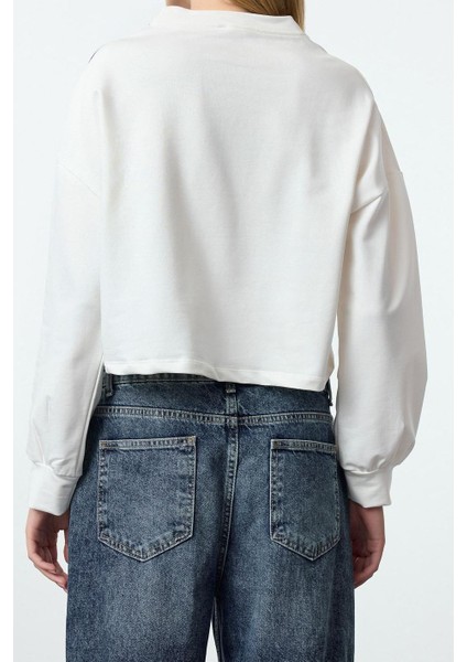 Relaxed Bisiklet Yaka Düşük Kol Crop Denim Garni ve Nakış Crop Kısa Relaxed Örme Sweatshirt
