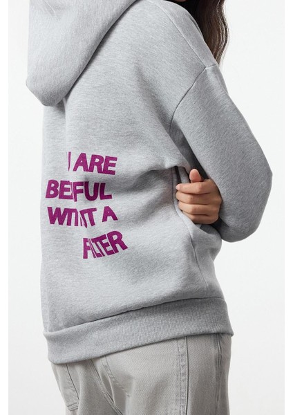 Oversize Kapüşonlu Düşük Kol Uzun Kalın Içi Polarlı Sırt Baskılı Geniş Kalıp Örme Sweatshirt modelleri