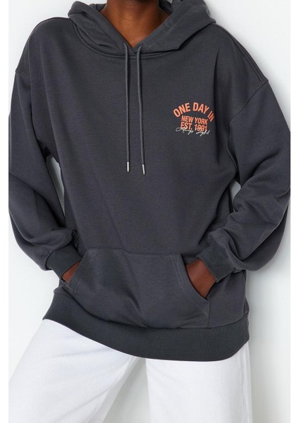 Tarz Oversize Kapüşonlu Standart Kol Regular Slogan Baskılı Kalın Örme Sweatshirt