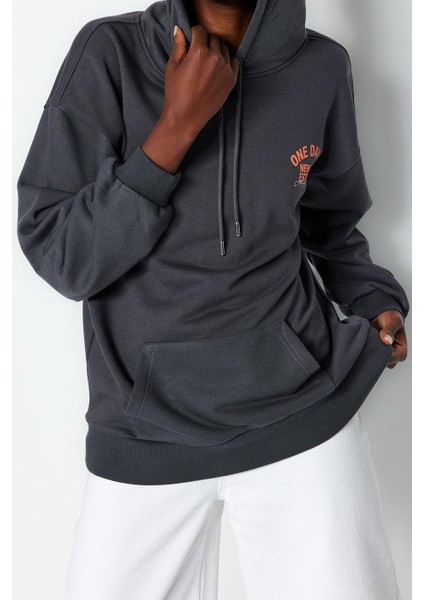 Tarz Oversize Kapüşonlu Standart Kol Regular Slogan Baskılı Kalın Örme Sweatshirt