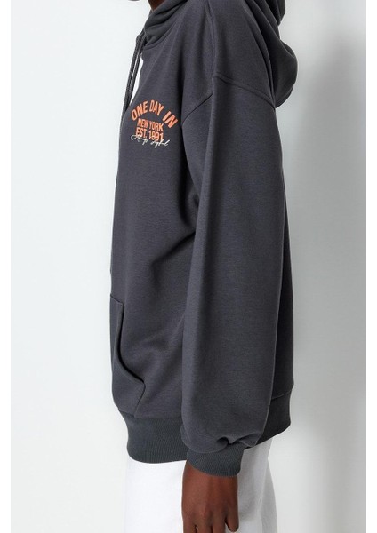 Tarz Oversize Kapüşonlu Standart Kol Regular Slogan Baskılı Kalın Örme Sweatshirt
