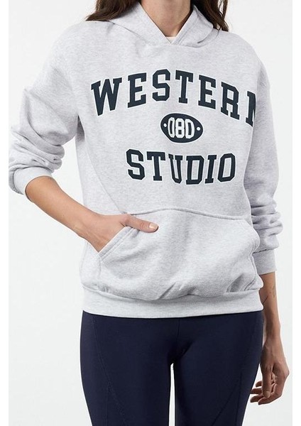 Kapüşonlu Düşük Kol Uzun Kalın Polarlı Kanguru Cepli Slogan Baskılı Örme Sweatshirt