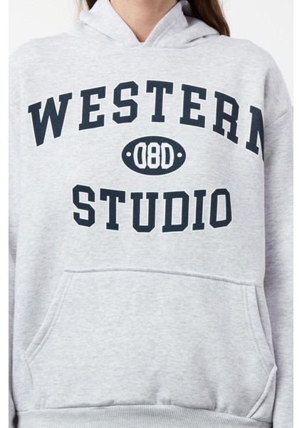 Kapüşonlu Düşük Kol Uzun Kalın Polarlı Kanguru Cepli Slogan Baskılı Örme Sweatshirt
