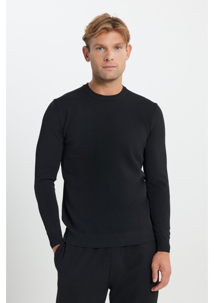 Standart Fit Normal Kesim Bisiklet Yaka Jakarlı Triko Kazak