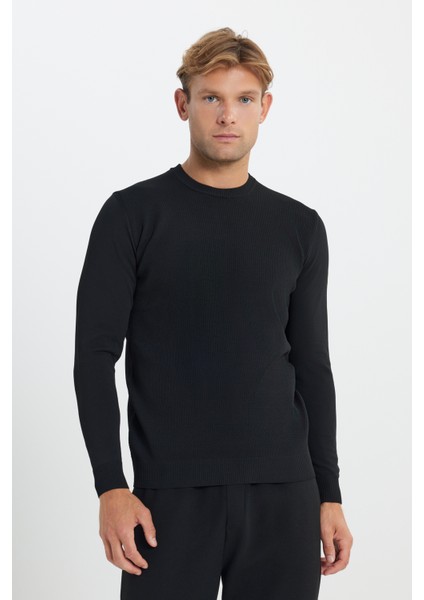 Standart Fit Normal Kesim Bisiklet Yaka Jakarlı Triko Kazak fırsatları