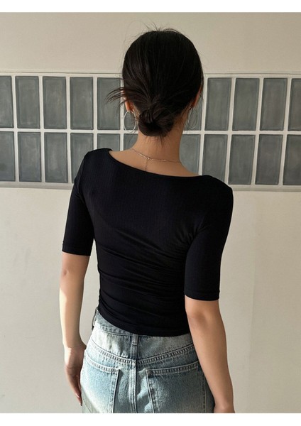 Geniş U Yaka Siyah Renk Fitilli Kısa Kollu Slim Fit Crop Top Bluz