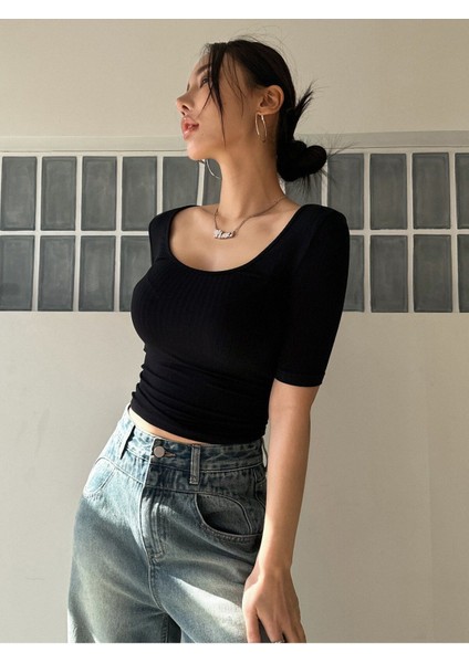 Geniş U Yaka Siyah Renk Fitilli Kısa Kollu Slim Fit Crop Top Bluz
