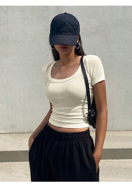 U Yaka Beyaz Renk Fitilli Kısa Kollu Slim Fit Crop Top Bluz fırsatları