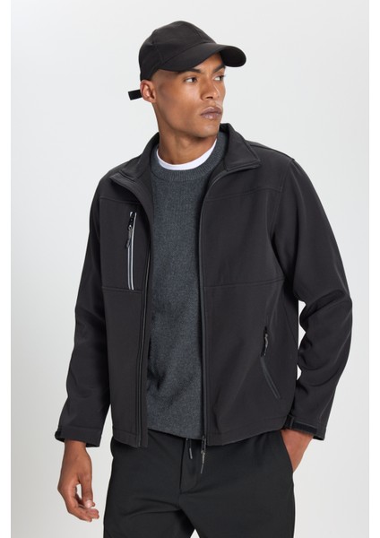 Softshell Standart Fit Normal Kesim Dik Yaka Fermuarlı Yan Cepli Mont