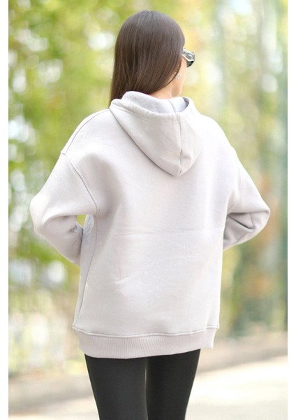 Kadın Gri Süs Etiket Baskılı Kapüşonlu Oversize Kanguru Cepli Sweatshirt - 25103