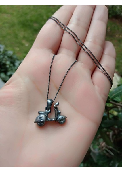 Siyah Kaplamalı Gümüş Vespa Kolye
