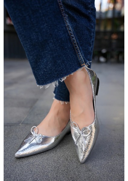 Galvin Silver Parlak Yılan Deri Desenli Fiyon Detaylı Kadın Babet modelleri
