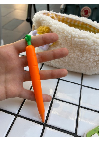 Sevimli Havuç Kalem 0.7 mm Plastik Gövde ile Canlı Turuncu Renk 1 Adet