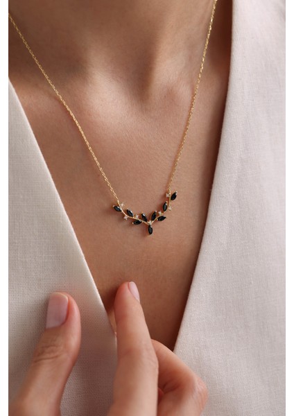 925 Ayar Gümüş Gold Kaplama Siyah Mekik Taşlı Zarif Sarmaşık Kolye fiyatları