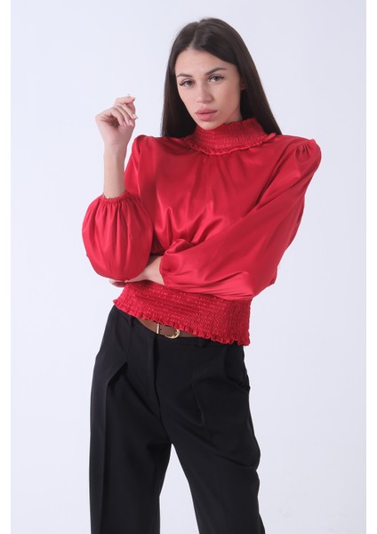 Kırmızı Yaka ve Etek Ucu Gipeli Oversize Saten Bluz 3972990.08 fırsatları