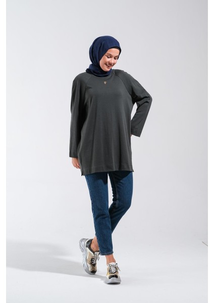 2255_REGLAN Kollu Minimal Baskılı Basic Oversize Rahat Kalıp Tesettür Tunik