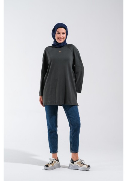 2255_REGLAN Kollu Minimal Baskılı Basic Oversize Rahat Kalıp Tesettür Tunik