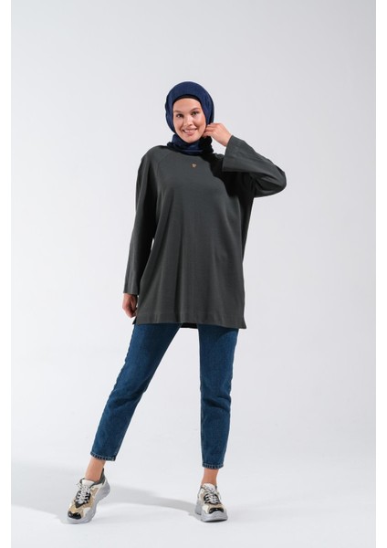 2255_REGLAN Kollu Minimal Baskılı Basic Oversize Rahat Kalıp Tesettür Tunik