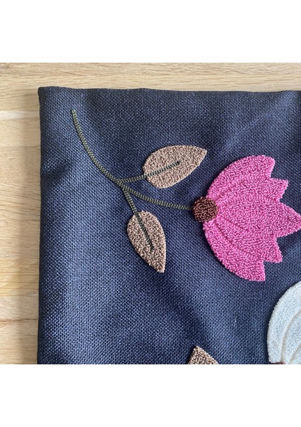 Punch Işlemeli Pembe Çiçekli ve Yaprak Desenli Siyah Kırlent Kılıfı