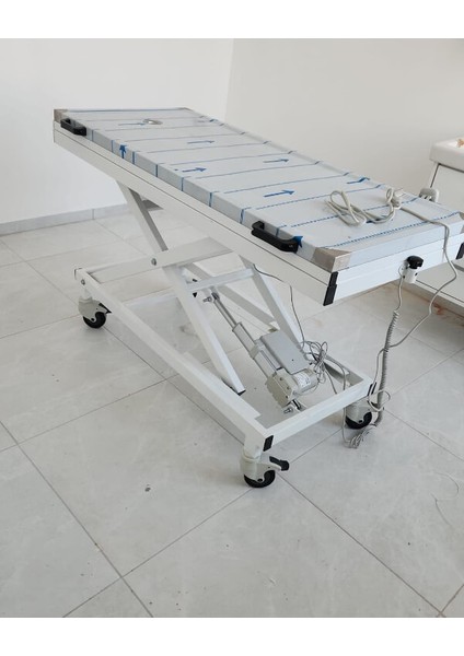Hijyenik Operasyonlar Için Düşünülmüş Atık Su Gider Hortumuna Sahip 2 Motorlu Veteriner Masası modelleri