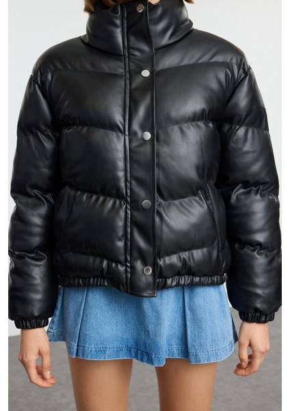 Kadın Moda Şık Oversize Hakim Yaka Standart Düz Astarlı Oversize Suni Deri Şişme Mont