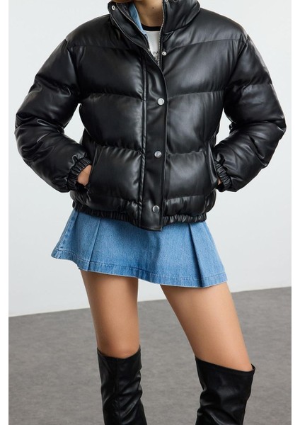 Kadın Moda Şık Oversize Hakim Yaka Standart Düz Astarlı Oversize Suni Deri Şişme Mont