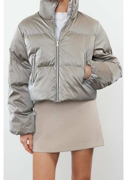 Kadın Moda Şık Regular Dik Yaka Crop Düz Astarlı Oversize Parlak Su Itici Şişme Mont