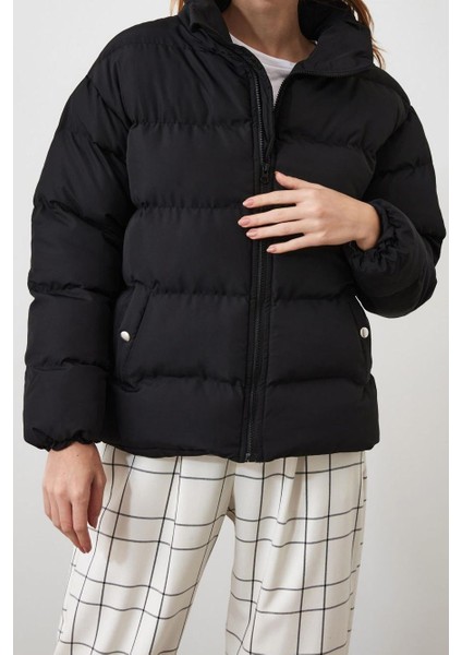 Kadın Moda Şık Oversize Dik Yaka Standart Düz Astarlı Dik Yaka Su Itici Kışlık Şişme Mont