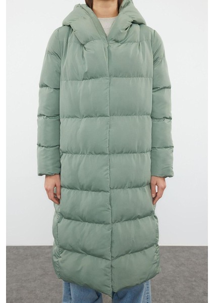 Kadın Moda Regular Kapüşonlu Yaka Uzun Astarlı Yandan Çıtçıtlı Su Itici Kışlık Kapitone Şişmemont