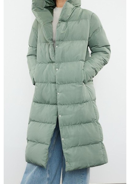 Kadın Moda Regular Kapüşonlu Yaka Uzun Astarlı Yandan Çıtçıtlı Su Itici Kışlık Kapitone Şişmemont modelleri