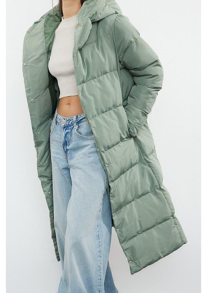 Kadın Moda Regular Kapüşonlu Yaka Uzun Astarlı Yandan Çıtçıtlı Su Itici Kışlık Kapitone Şişmemont