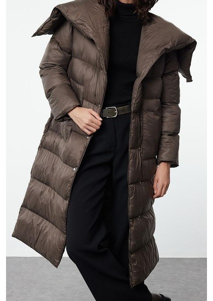 Kadın Moda Bol Şal Yaka Uzun Düz Astarlı Koyu Kuşaklı Kapüşonlu Fermuarlı Su Itici Kışlık Şişme Mont