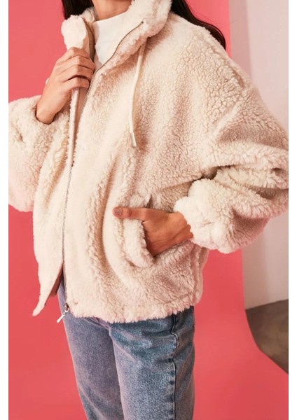 Kadın Moda Şık Oversize Dik Yaka Standart Düz Astarlı Oversize Fermuarlı Peluş Mont modelleri