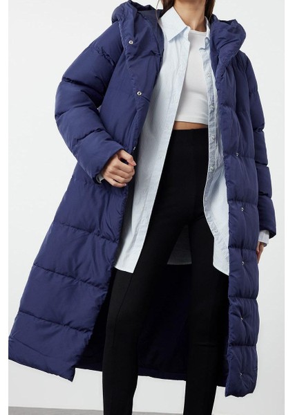 Kadın Moda Regular Kapüşonlu Yaka Uzun Astarlı Yandan Çıtçıtlı Su Itici Kışlık Kapitone Şişme Mont