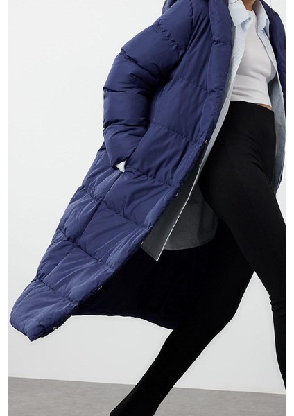 Kadın Moda Regular Kapüşonlu Yaka Uzun Astarlı Yandan Çıtçıtlı Su Itici Kışlık Kapitone Şişme Mont