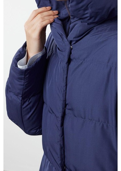 Kadın Moda Regular Kapüşonlu Yaka Uzun Astarlı Yandan Çıtçıtlı Su Itici Kışlık Kapitone Şişme Mont