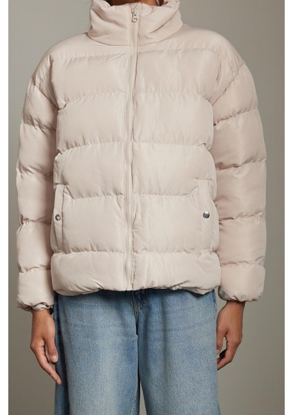 Kadın Moda Şık Oversize Dik Yaka Standart Düz Astarlı Dik Yaka Su Itici Kışlık Şişme Mont