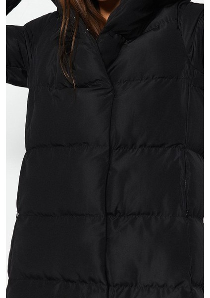 Kadın Moda Regular Kapüşonlu Yaka Uzun Astarlı Yandan Çıtçıtlı Su Itici Kışlık Kapitone Şişme Mont modelleri