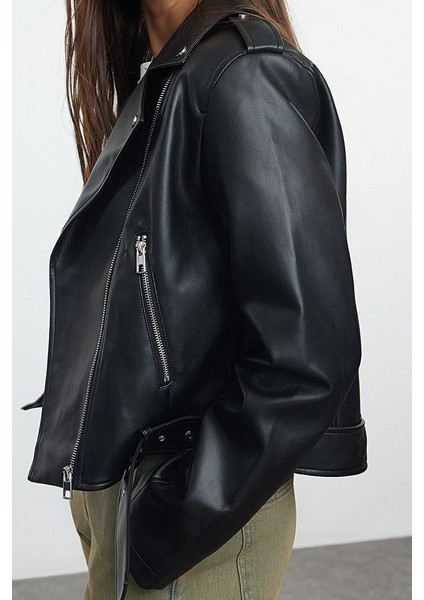 Kadın Moda Şık Regular Ceket Yaka Standart Düz Astarlı Regular Suni Deri Biker Ceket Mont